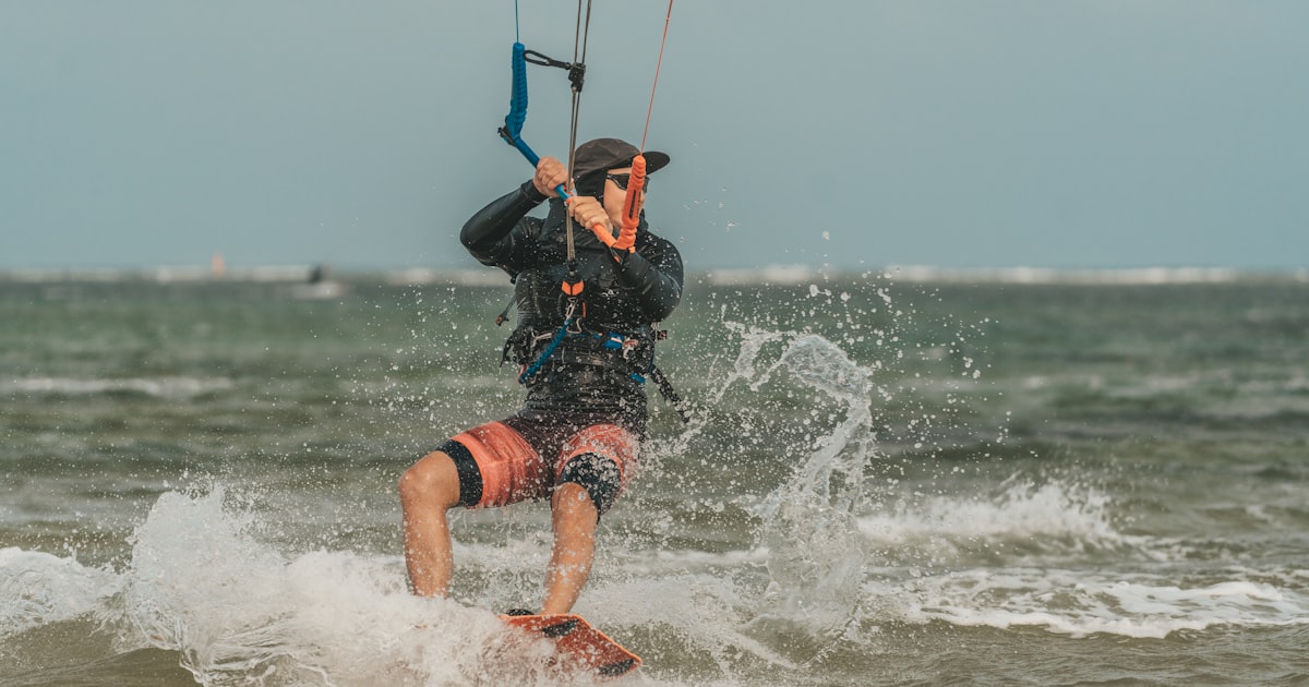 ركوب الأمواج بالطائرة الورقية في ألاتشاتي: الرياح والمدارس والمعدات