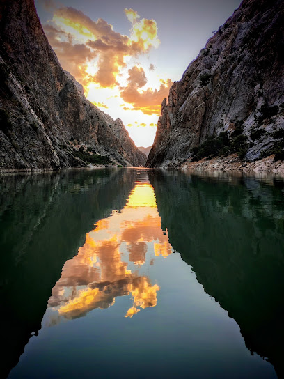 Kemaliye Karanlık Kanyon Tekne Turu