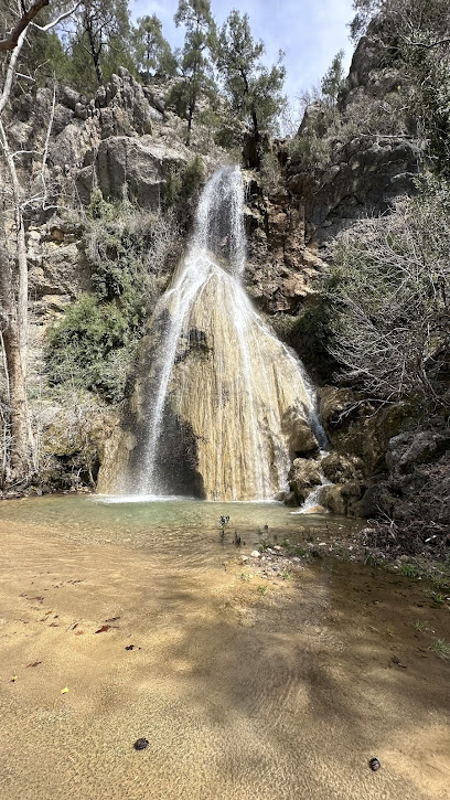 Kızıllı Şelalesi